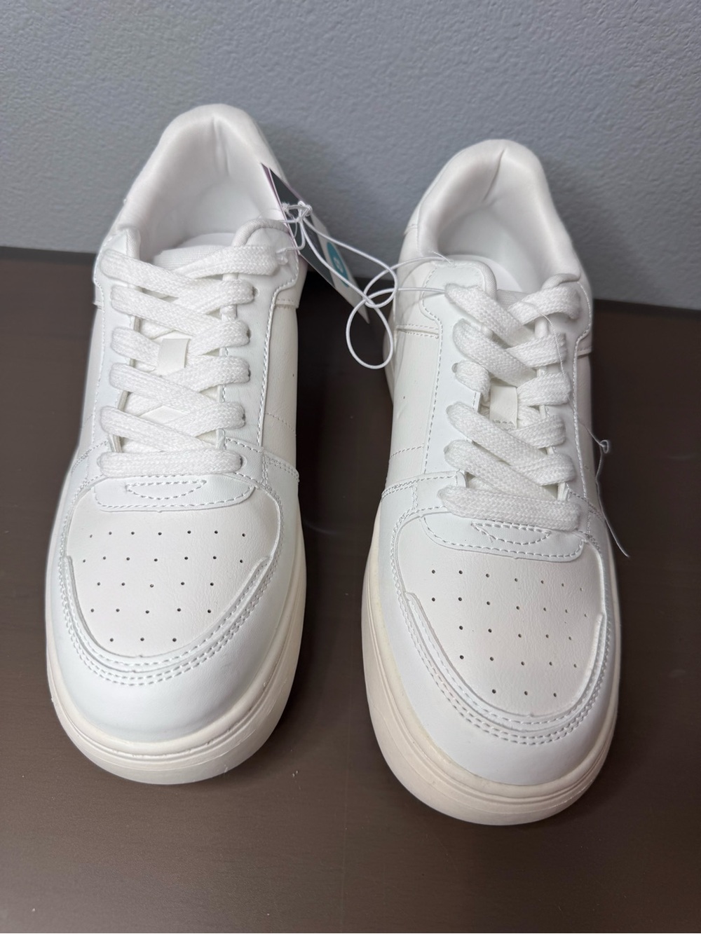 NWT 8 women’s wild fable White Platform Sneakers - Picture 3 of 9